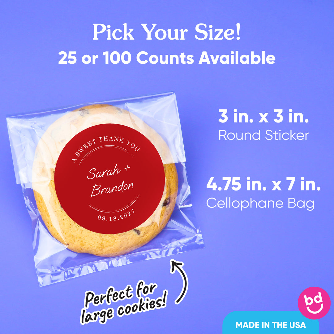Cookie with a round sticker and cellophane bag on a blue background, with text about size options and dimensions.