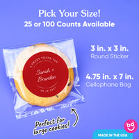 Cookie with a round sticker and cellophane bag on a blue background, with text about size options and dimensions.